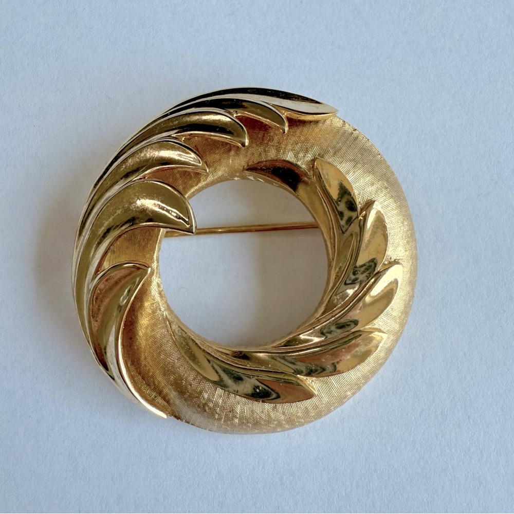 Vintage Trifari Gold Tone Swirl Wreath Brooch Signed EUC